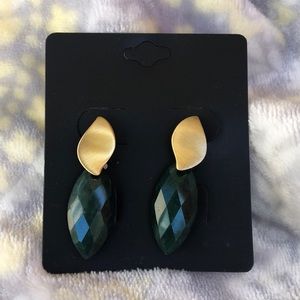 Elegant gold plated natural stone earrings (green)